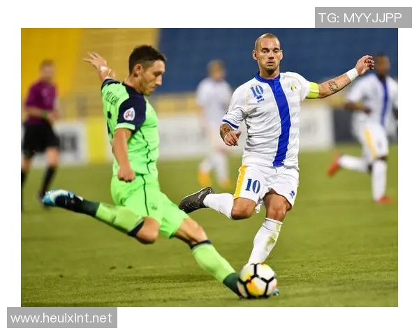 浴巾包裹下的足球明星私生活揭秘与赛场风采的鲜明对比